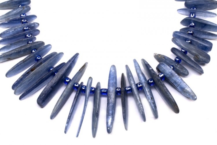 Каменная крошка Кианит около 8-28х4-8х1-5мм, отверстие 0,8мм, цвет синий, 522-047, 1 нить (около 10см, около 21шт) Каменная крошка Кианит около 8-28х4-8х1-5мм, отверстие 0,8мм, цвет синий, 522-047, 1 нить (около 10см, около 21шт)