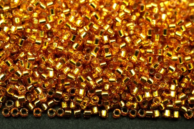 Бисер японский MIYUKI Delica цилиндр 11/0 DB-2157 желтое золото, серебряная линия внутри, Duracoat, 5 грамм Бисер японский MIYUKI Delica цилиндр 11/0 DB-2157 желтое золото, серебряная линия внутри, Duracoat, 5 грамм