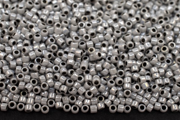 Бисер японский TOHO круглый 15/0 #0820 серый/черный, окрашенный изнутри, 10 грамм Бисер японский TOHO круглый 15/0 #0820 серый/черный, окрашенный изнутри, 10 грамм