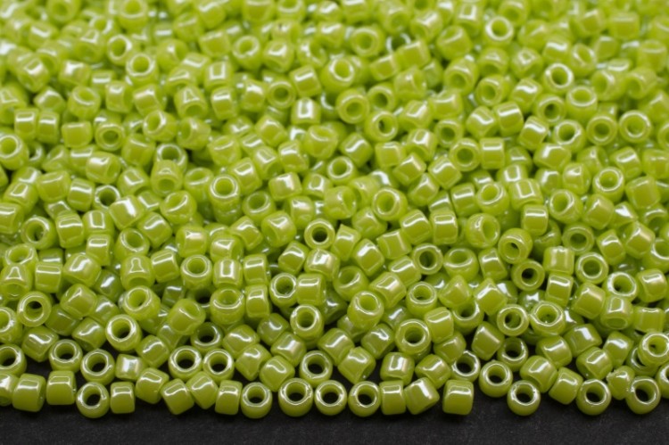 Бисер японский TOHO круглый 15/0 #0131 зеленое яблоко, глянцевый непрозрачный, 10 грамм Бисер японский TOHO круглый 15/0 #0131 зеленое яблоко, глянцевый непрозрачный, 10 грамм