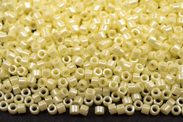Бисер японский MIYUKI Delica цилиндр 11/0 DB-1531 желтый, цейлон, 5 грамм Бисер японский MIYUKI Delica цилиндр 11/0 DB-1531 желтый, цейлон, 5 грамм