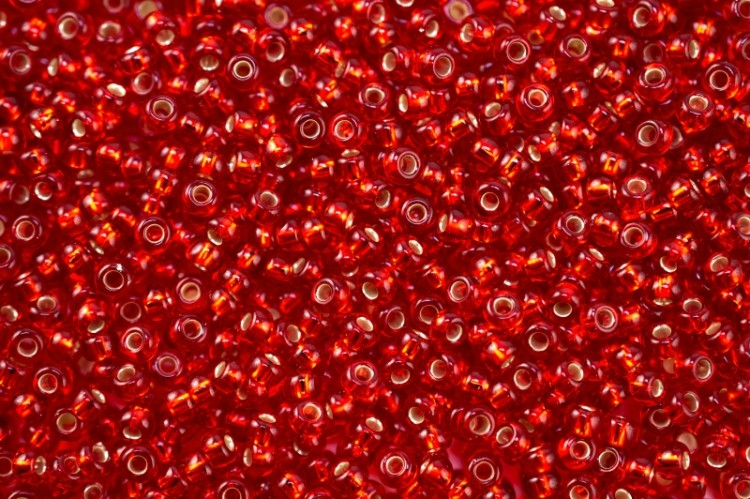 Бисер чешский PRECIOSA круглый 8/0 97070 красный, серебряная линия внутри, 50г Бисер чешский PRECIOSA круглый 8/0 97070 красный, серебряная линия внутри, 50г