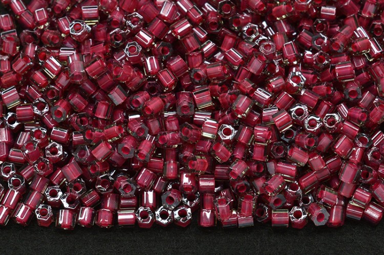 Бисер японский TOHO Hexagon шестиугольный 11/0 #1075 хрусталь/ягодное вино, окрашенный изнутри, 5 грамм Бисер японский TOHO Hexagon шестиугольный 11/0 #1075 хрусталь/ягодное вино, окрашенный изнутри, 5 грамм