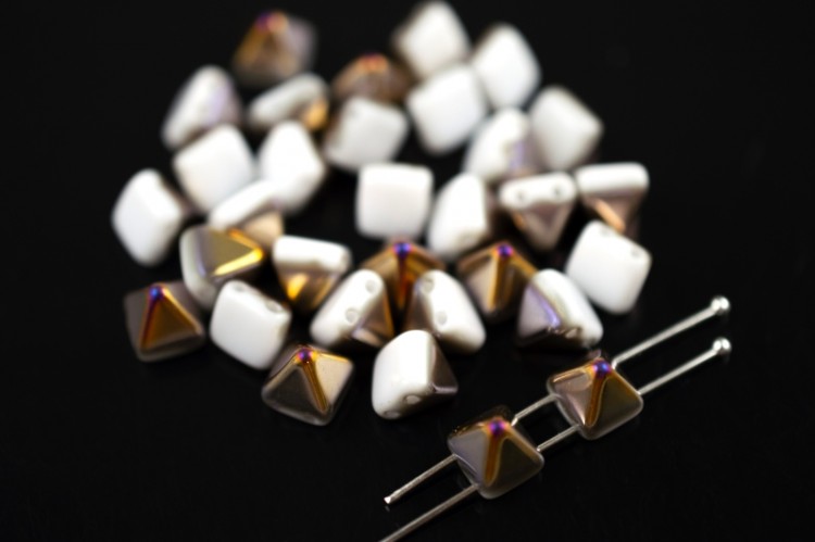 Бусины Pyramid beads 6,2х6,2х6,2мм, два отверстия 0,5мм, цвет 02010/29501 белый, Sliperit Half, 731-004, около 10г (около 28шт) Бусины Pyramid beads 6,2х6,2х6,2мм, два отверстия 0,5мм, цвет 02010/29501 белый, Sliperit Half, 731-004, около 10г (около 28шт)