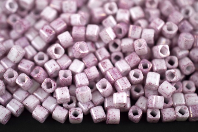 Бисер японский TOHO Cube кубический 4мм #1200 белый/розовый, мраморный непрозрачный, 5 грамм Бисер японский TOHO Cube кубический 4мм #1200 белый/розовый, мраморный непрозрачный, 5 грамм