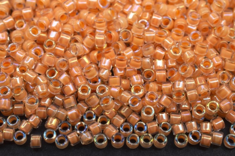 Бисер японский MIYUKI Delica цилиндр 11/0 DB-0067 радужный телесный, окрашенный изнутри, 5 грамм Бисер японский MIYUKI Delica цилиндр 11/0 DB-0067 радужный телесный, окрашенный изнутри, 5 грамм