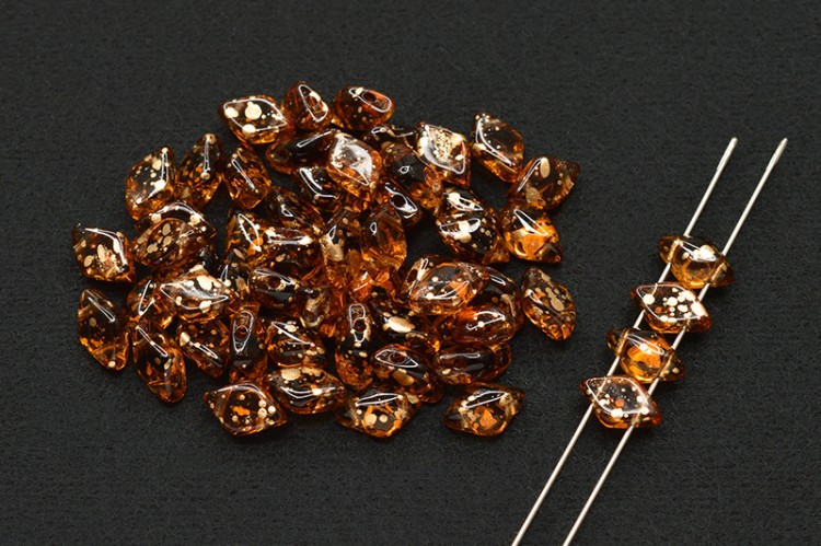 Бусины GemDuo 8х5мм, отверстие 0,8мм, цвет 10230/94401 темный топаз, золотые брызги, 709-022, 10г (около 64шт) Бусины GemDuo 8х5мм, отверстие 0,8мм, цвет 10230/94401 темный топаз, золотые брызги, 709-022, 10г (около 64шт)