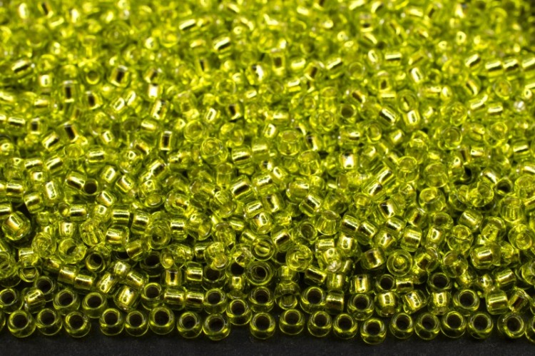 Бисер японский TOHO круглый 15/0 #0024 зеленый лайм, серебряная линия внутри, 10 грамм Бисер японский TOHO круглый 15/0 #0024 зеленый лайм, серебряная линия внутри, 10 грамм
