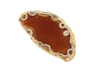 Срез Агата природного, оттенок коричневый, 64х35х5мм, отверстие 2мм, 37-470, 1шт