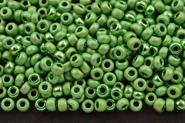 Бисер чешский PRECIOSA круглый 10/0 18556М/ГЛ матовый/глянцевый зеленый металлик, 5 грамм Бисер чешский PRECIOSA круглый 10/0 18556М/ГЛ матовый/глянцевый зеленый металлик, 5 грамм
