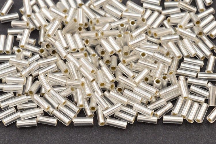 Бисер японский TOHO Bugle стеклярус 4,5мм #0021F хрусталь матовый, серебряная линия внутри, 5 грамм Бисер японский TOHO Bugle стеклярус 4,5мм #0021F хрусталь матовый, серебряная линия внутри, 5 грамм