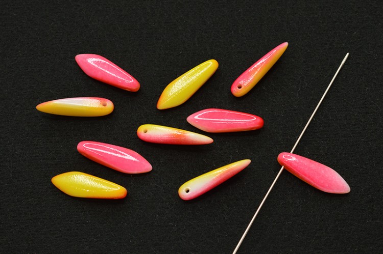 Бусины Dagger beads 16х5мм, отверстие 0,8мм, цвет 03000/95601 White/Funky Apple, 736-146, 10шт Бусины Dagger beads 16х5мм, отверстие 0,8мм, цвет 03000/95601 White/Funky Apple, 736-146, 10шт