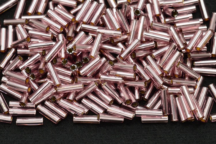 Бисер японский TOHO Bugle стеклярус 6мм #0026 светлый аметист, серебряная линия внутри, 5 грамм Бисер японский TOHO Bugle стеклярус 6мм #0026 светлый аметист, серебряная линия внутри, 5 грамм