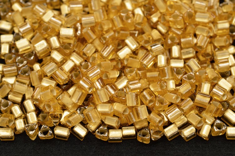 Бисер японский TOHO Triangle треугольный 11/0 #0022F светлый топаз матовый, серебряная линия внутри, 5 грамм Бисер японский TOHO Triangle треугольный 11/0 #0022F светлый топаз матовый, серебряная линия внутри, 5 грамм