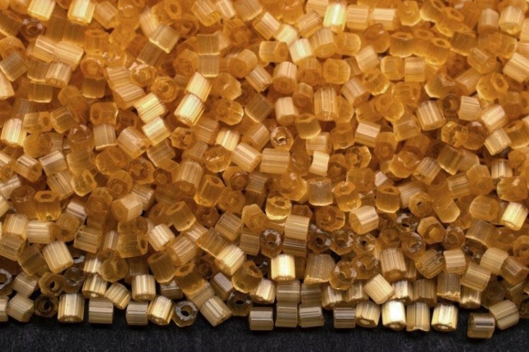 Бисер чешский PRECIOSA сатиновая рубка 10/0 15041 медовый, 50г Бисер чешский PRECIOSA сатиновая рубка 10/0 15041 медовый, 50г