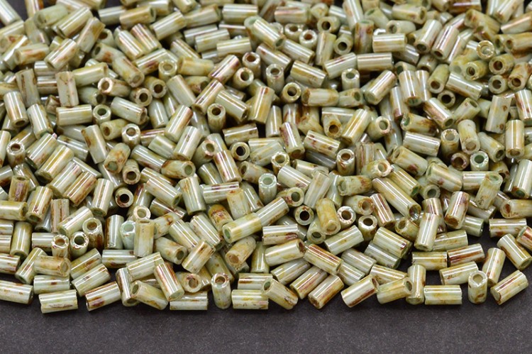 Бисер японский TOHO Bugle стеклярус 3мм #Y183 hybrid ультра глянцевый зеленый, 5 грамм Бисер японский TOHO Bugle стеклярус 3мм #Y183 hybrid ультра глянцевый зеленый, 5 грамм