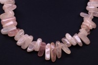 Каменная крошка Кварц около 12-22х5-7мм, отверстие 1 мм, цвет розовый, 522-034, 1 нить (около 19см, около 32шт)