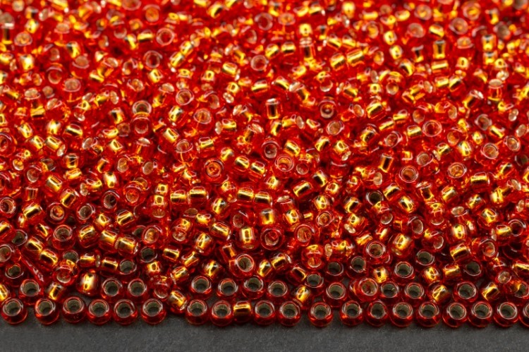 Бисер японский TOHO круглый 15/0 #0025 светлый сиамский рубин, серебряная линия внутри, 10 грамм Бисер японский TOHO круглый 15/0 #0025 светлый сиамский рубин, серебряная линия внутри, 10 грамм