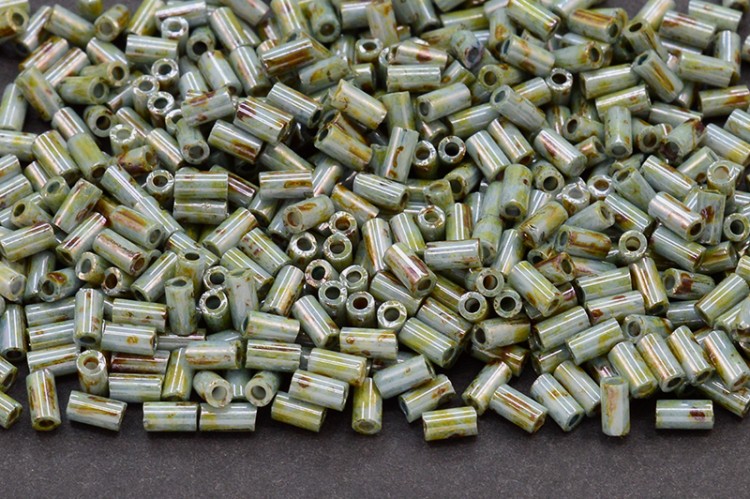 Бисер японский TOHO Bugle стеклярус 3мм #Y182 hybrid глянцевый зеленый, 5 грамм Бисер японский TOHO Bugle стеклярус 3мм #Y182 hybrid глянцевый зеленый, 5 грамм