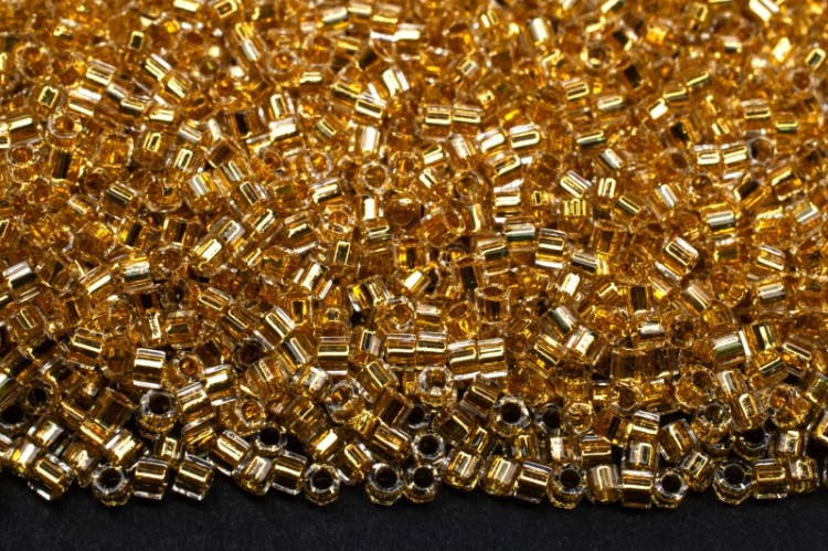 Бисер японский MIYUKI Delica Cut (шестиугольный) 11/0 DBС-0033 золото 24К внутри, 5 грамм Бисер японский MIYUKI Delica Cut (шестиугольный) 11/0 DBС-0033 золото 24К внутри, 5 грамм