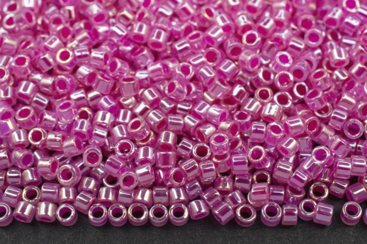 Бисер японский MIYUKI Delica цилиндр 11/0 DB-0247 хрусталь/фуксия, окрашенный изнутри, 5 грамм Бисер японский MIYUKI Delica цилиндр 11/0 DB-0247 хрусталь/фуксия, окрашенный изнутри, 5 грамм