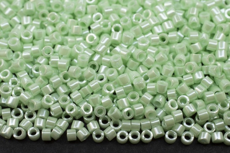 Бисер японский MIYUKI Delica цилиндр 11/0 DB-1536 светло-зеленый перламутровый, 5 грамм Бисер японский MIYUKI Delica цилиндр 11/0 DB-1536 светло-зеленый перламутровый, 5 грамм