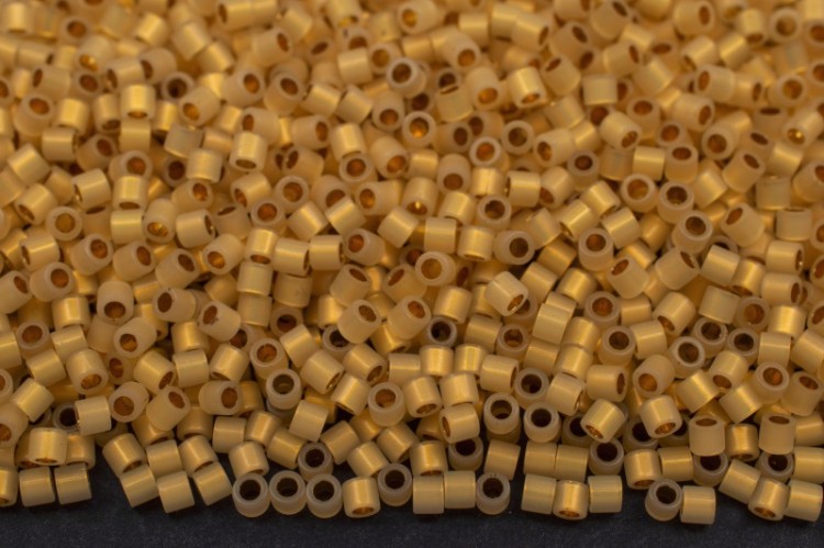 Бисер японский MIYUKI Delica цилиндр 15/0 DBS-0230 кремовый опал, золото 24К изнутри, 5 грамм Бисер японский MIYUKI Delica цилиндр 15/0 DBS-0230 кремовый опал, золото 24К изнутри, 5 грамм