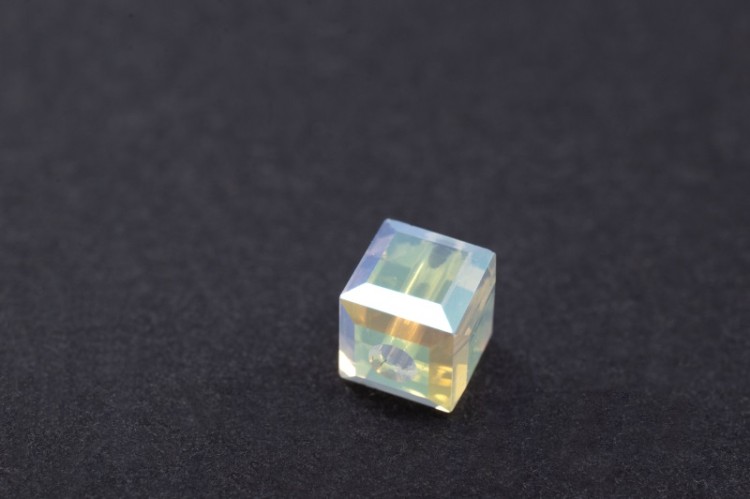 Бусина куб Swarovski 5601 #234 SHIMB 4мм White Opal Shimmer B, 5601-4-234-963, 1шт Бусина куб Swarovski 5601 #234 SHIMB 4мм White Opal Shimmer B, 5601-4-234-963, 1шт