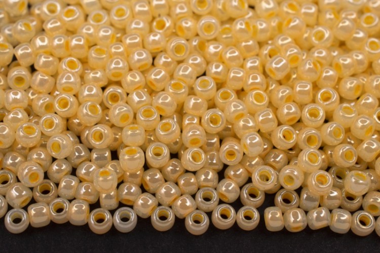 Бисер японский TOHO круглый 11/0 #0903 заварной крем, цейлон, 10 грамм Бисер японский TOHO круглый 11/0 #0903 заварной крем, цейлон, 10 грамм