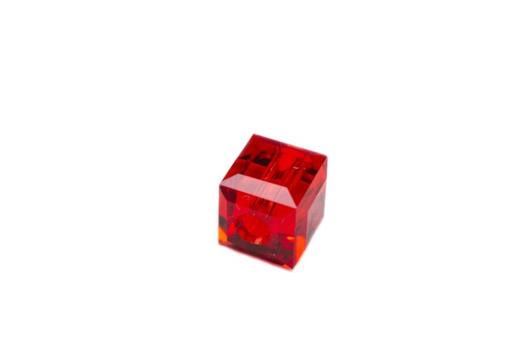 Бусина куб Swarovski 5601 #227 4мм Light Siam, 5601-4-227, 1шт Бусина куб Swarovski 5601 #227 4мм Light Siam, 5601-4-227, 1шт