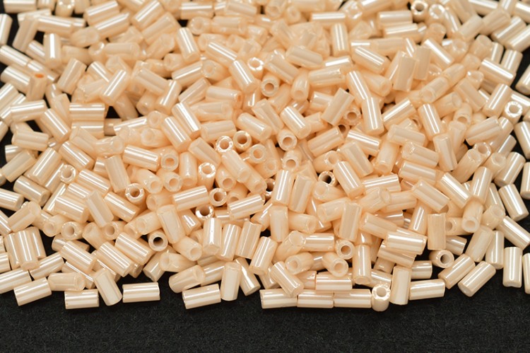 Бисер японский TOHO Bugle стеклярус 3мм #0123 светло-бежевый, глянцевый непрозрачный, 5 грамм Бисер японский TOHO Bugle стеклярус 3мм #0123 светло-бежевый, глянцевый непрозрачный, 5 грамм