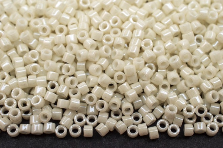 Бисер японский MIYUKI Delica цилиндр 11/0 DB-0211 алебастр, непрозрачный глянцевый, 5 грамм Бисер японский MIYUKI Delica цилиндр 11/0 DB-0211 алебастр, непрозрачный глянцевый, 5 грамм