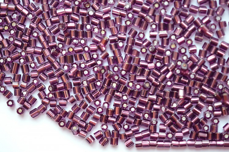 Бисер чешский PRECIOSA рубка 10/0 27030 фиолетовый, серебряная линия внутри, 50г Бисер чешский PRECIOSA рубка 10/0 27030 фиолетовый, серебряная линия внутри, 50г