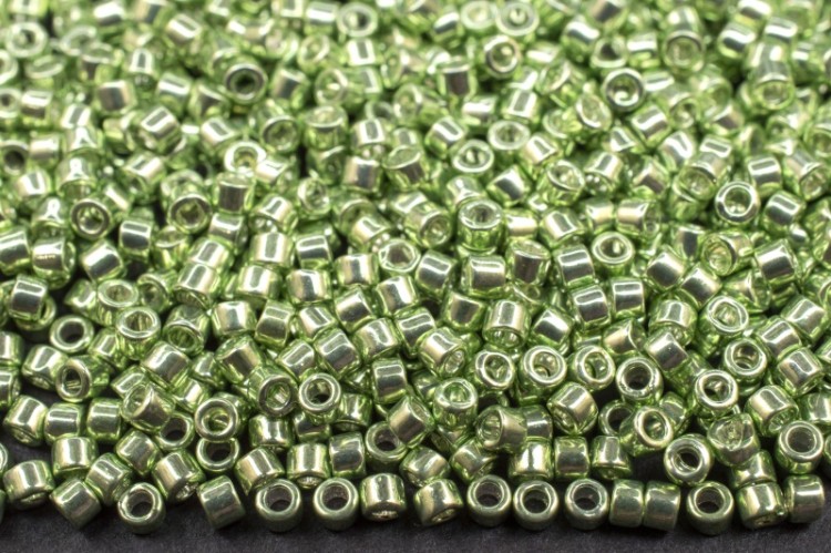 Бисер японский MIYUKI Delica цилиндр 11/0 DB-0413 светло-зеленый, гальванизированный, 5 грамм Бисер японский MIYUKI Delica цилиндр 11/0 DB-0413 светло-зеленый, гальванизированный, 5 грамм