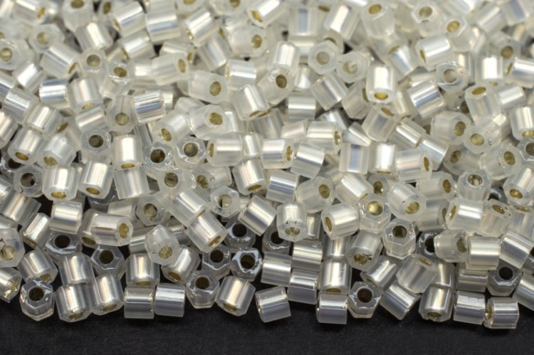 Бисер японский TOHO Hexagon шестиугольный 11/0 #2100 молочный белый, серебряная линия внутри, 5 грамм Бисер японский TOHO Hexagon шестиугольный 11/0 #2100 молочный белый, серебряная линия внутри, 5 грамм