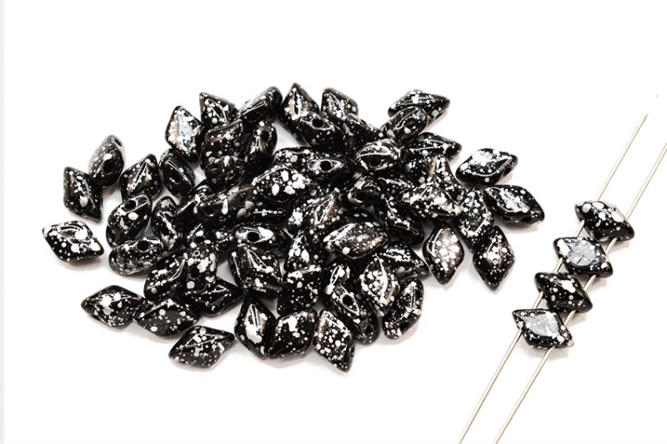 Бусины GemDuo 8х5мм, отверстие 0,8мм, цвет 23980/15481 черный, серебряные брызги, 709-075, 10г (около 64шт) Бусины GemDuo 8х5мм, отверстие 0,8мм, цвет 23980/15481 черный, серебряные брызги, 709-075, 10г (около 64шт)