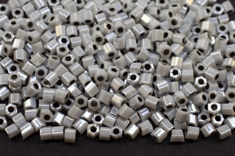 Бисер японский TOHO Hexagon шестиугольный 11/0 #0820 серый/черный, окрашенный изнутри, 5 грамм Бисер японский TOHO Hexagon шестиугольный 11/0 #0820 серый/черный, окрашенный изнутри, 5 грамм