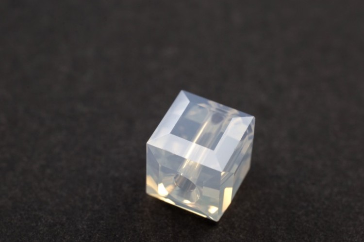 Бусина куб Swarovski 5601 #234 6мм White Opal, 5601-6-234, 1шт Бусина куб Swarovski 5601 #234 6мм White Opal, 5601-6-234, 1шт
