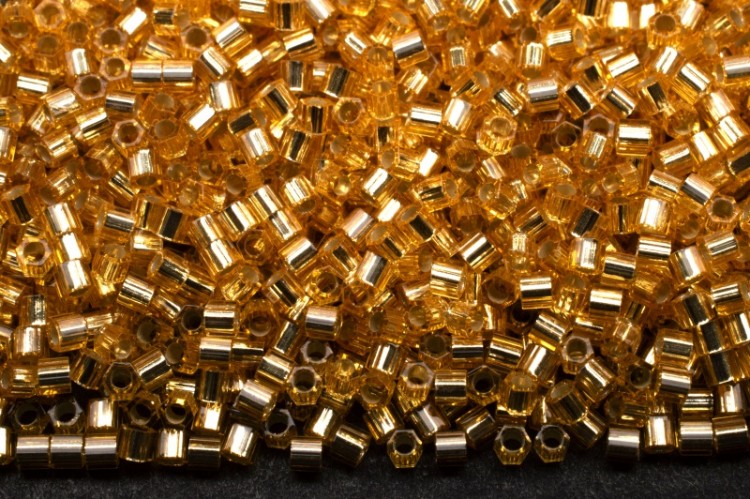 Бисер японский MIYUKI Delica Cut (шестиугольный) 15/0 DBSC-0042 золото, серебряная линия внутри, 5 грамм Бисер японский MIYUKI Delica Cut (шестиугольный) 15/0 DBSC-0042 золото, серебряная линия внутри, 5 грамм