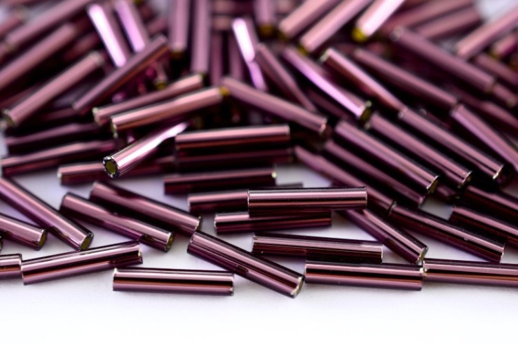 Бисер японский TOHO Bugle стеклярус 9мм #0026С аметист, серебряная линия внутри, 5 грамм Бисер японский TOHO Bugle стеклярус 9мм #0026С аметист, серебряная линия внутри, 5 грамм