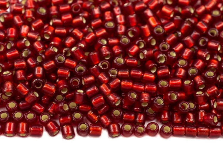 Бисер японский TOHO круглый 11/0 #0025CF рубин матовый, серебряная линия внутри, 10 грамм Бисер японский TOHO круглый 11/0 #0025CF рубин матовый, серебряная линия внутри, 10 грамм