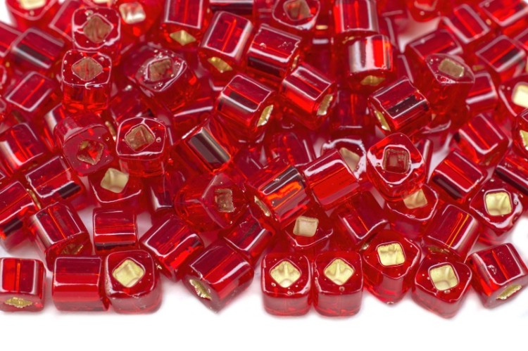 Бисер японский TOHO Cube кубический 3мм #0025C рубин, серебряная линия внутри, 5 грамм Бисер японский TOHO Cube кубический 3мм #0025C рубин, серебряная линия внутри, 5 грамм