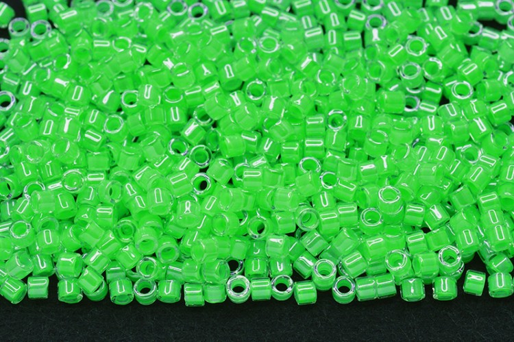 Бисер японский MIYUKI Delica цилиндр 10/0 DBM-2040 зеленая мята, luminous, 5 грамм Бисер японский MIYUKI Delica цилиндр 10/0 DBM-2040 зеленая мята, luminous, 5 грамм