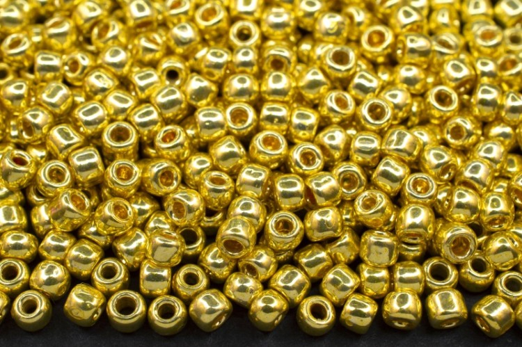 Бисер японский TOHO круглый 8/0 #PF0590 желтое золото, Permanent Finish гальванизированный, 10 грамм Бисер японский TOHO круглый 8/0 #PF0590 желтое золото, Permanent Finish гальванизированный, 10 грамм