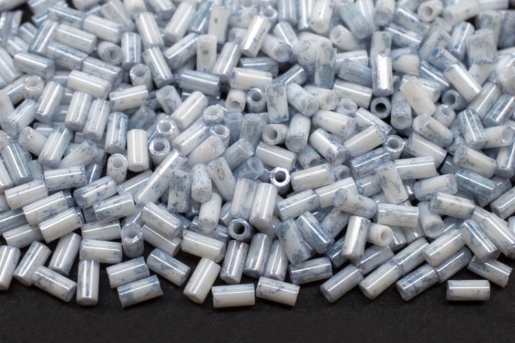 Бисер японский TOHO Bugle стеклярус 3мм #1205 белый/голубой, мраморный непрозрачный, 5 грамм Бисер японский TOHO Bugle стеклярус 3мм #1205 белый/голубой, мраморный непрозрачный, 5 грамм