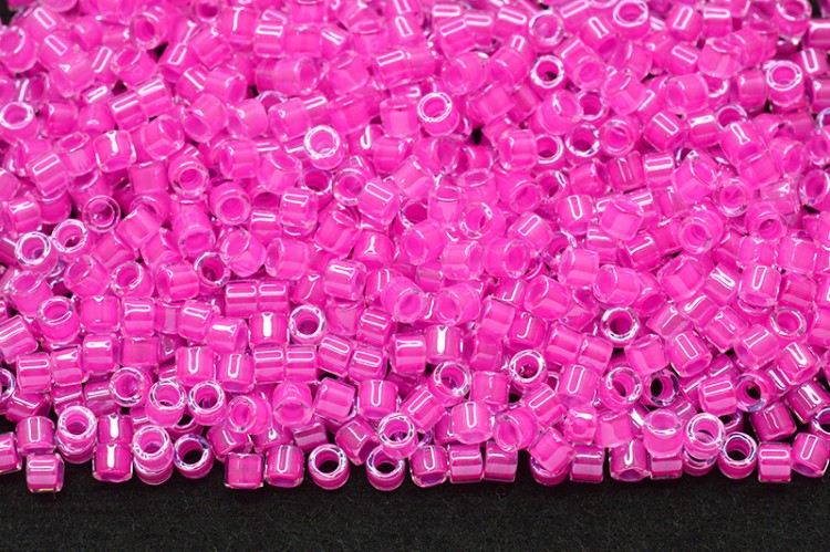 Бисер японский MIYUKI Delica цилиндр 10/0 DBM-2037 яркая фуксия, luminous, 5 грамм Бисер японский MIYUKI Delica цилиндр 10/0 DBM-2037 яркая фуксия, luminous, 5 грамм