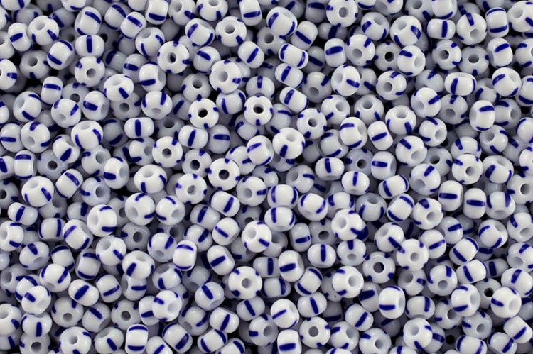 Бисер чешский PRECIOSA круглый 8/0 03330 белый с синими полосками, непрозрачный, 50г Бисер чешский PRECIOSA круглый 8/0 03330 белый с синими полосками, непрозрачный, 50г