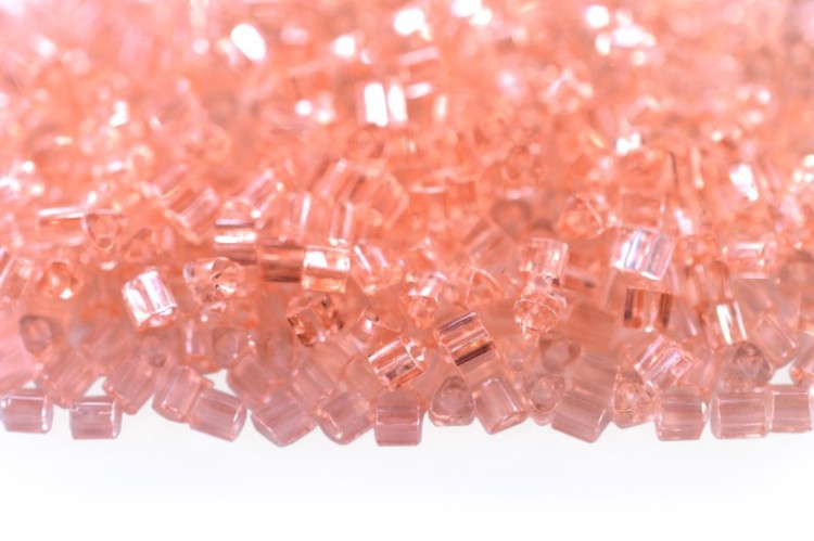 Бисер японский TOHO Triangle треугольный 11/0 #0011 розалин, прозрачный, 5 грамм Бисер японский TOHO Triangle треугольный 11/0 #0011 розалин, прозрачный, 5 грамм