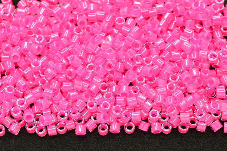 Бисер японский MIYUKI Delica цилиндр 10/0 DBM-2036 сахарная вата, luminous, 5 грамм Бисер японский MIYUKI Delica цилиндр 10/0 DBM-2036 сахарная вата, luminous, 5 грамм