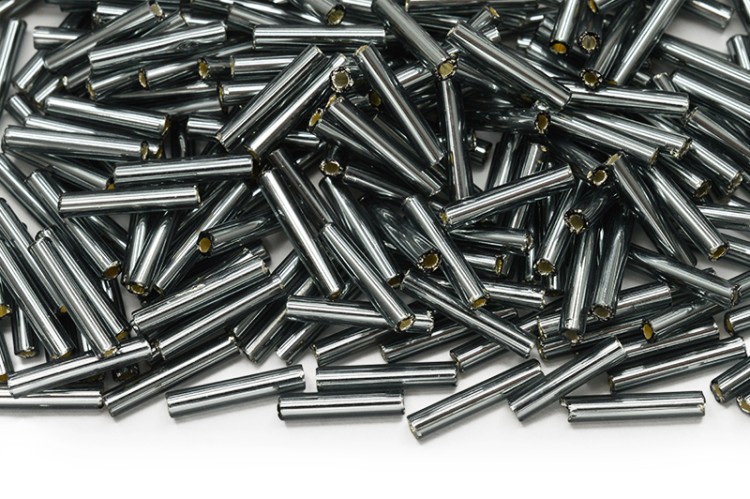 Бисер чешский PRECIOSA стеклярус 47010 12мм серый, серебряная линия внутри, 50г Бисер чешский PRECIOSA стеклярус 47010 12мм серый, серебряная линия внутри, 50г